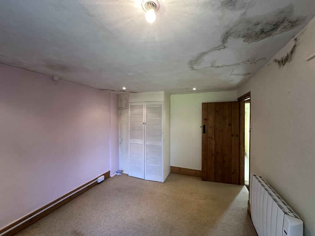 Lot: 135 - DETACHED COTTAGE FOR REFURBISHMENT ON 1.23 ACRES OF GROUNDS - Second Bedroom